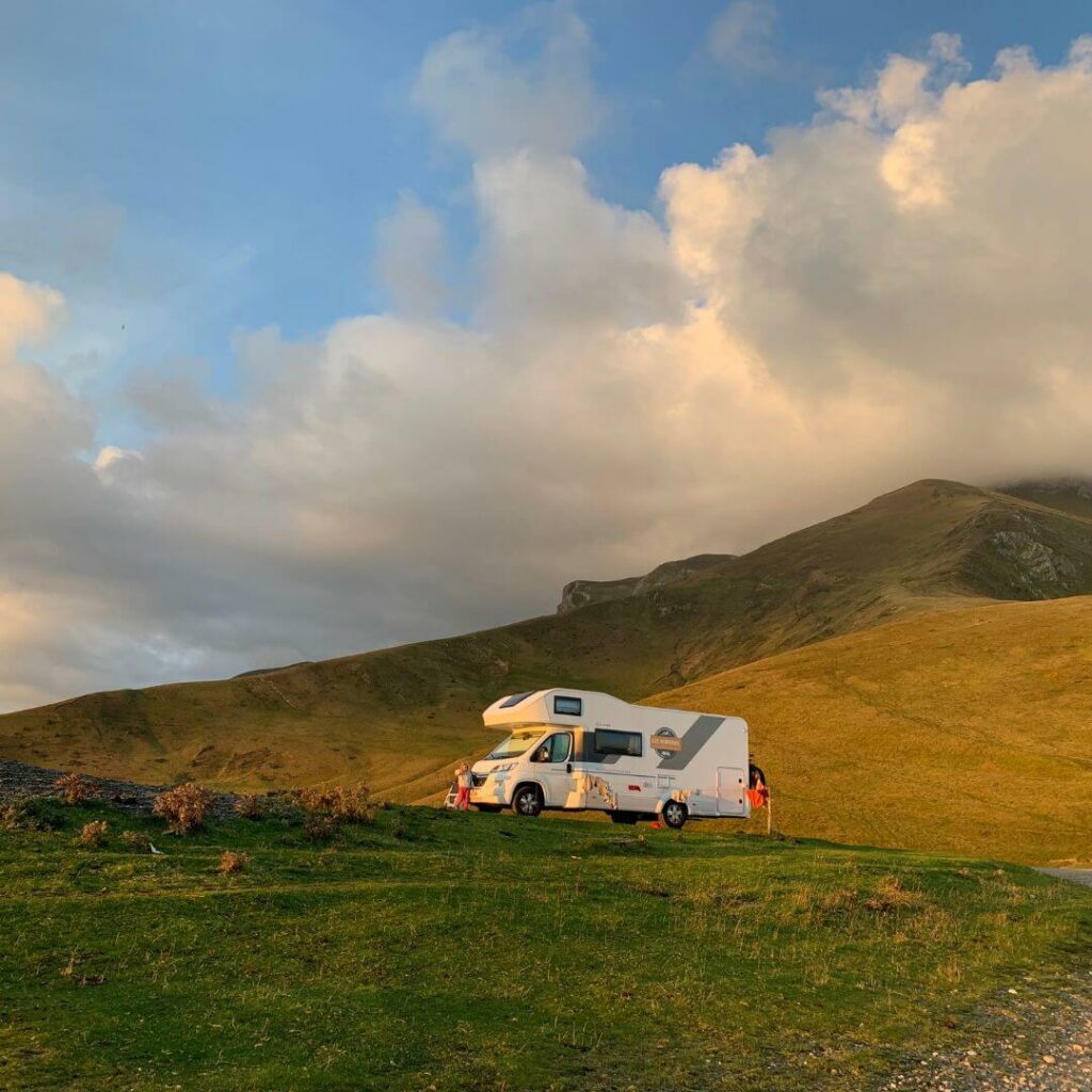 FRANCE CAMPING-CAR sur un spot nature préparer un tour d'Europe en camping-car