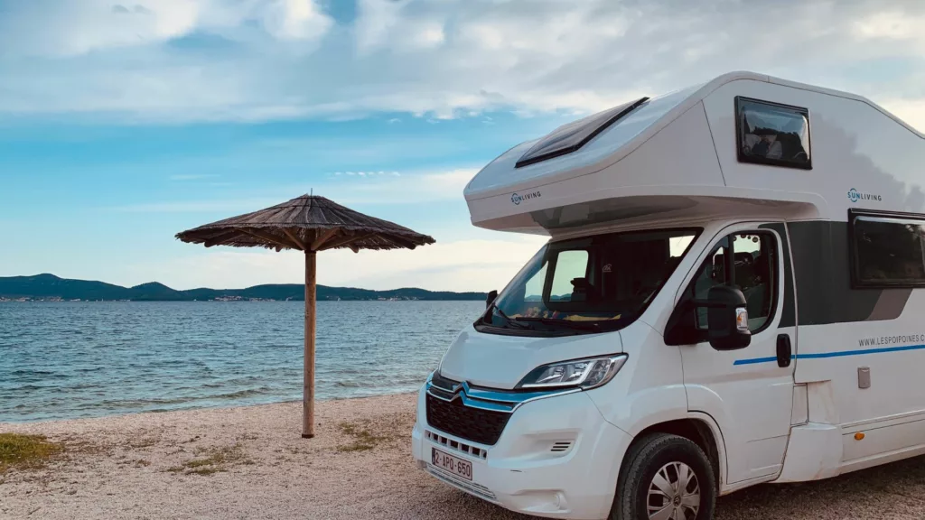 camping-car au bord de la mer