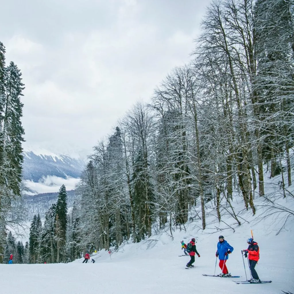 famille au sport d'hiver en camping-car