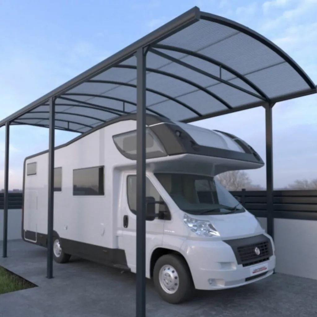 Camping-car stationné pour l'hivernage dans un environnement sécurisé