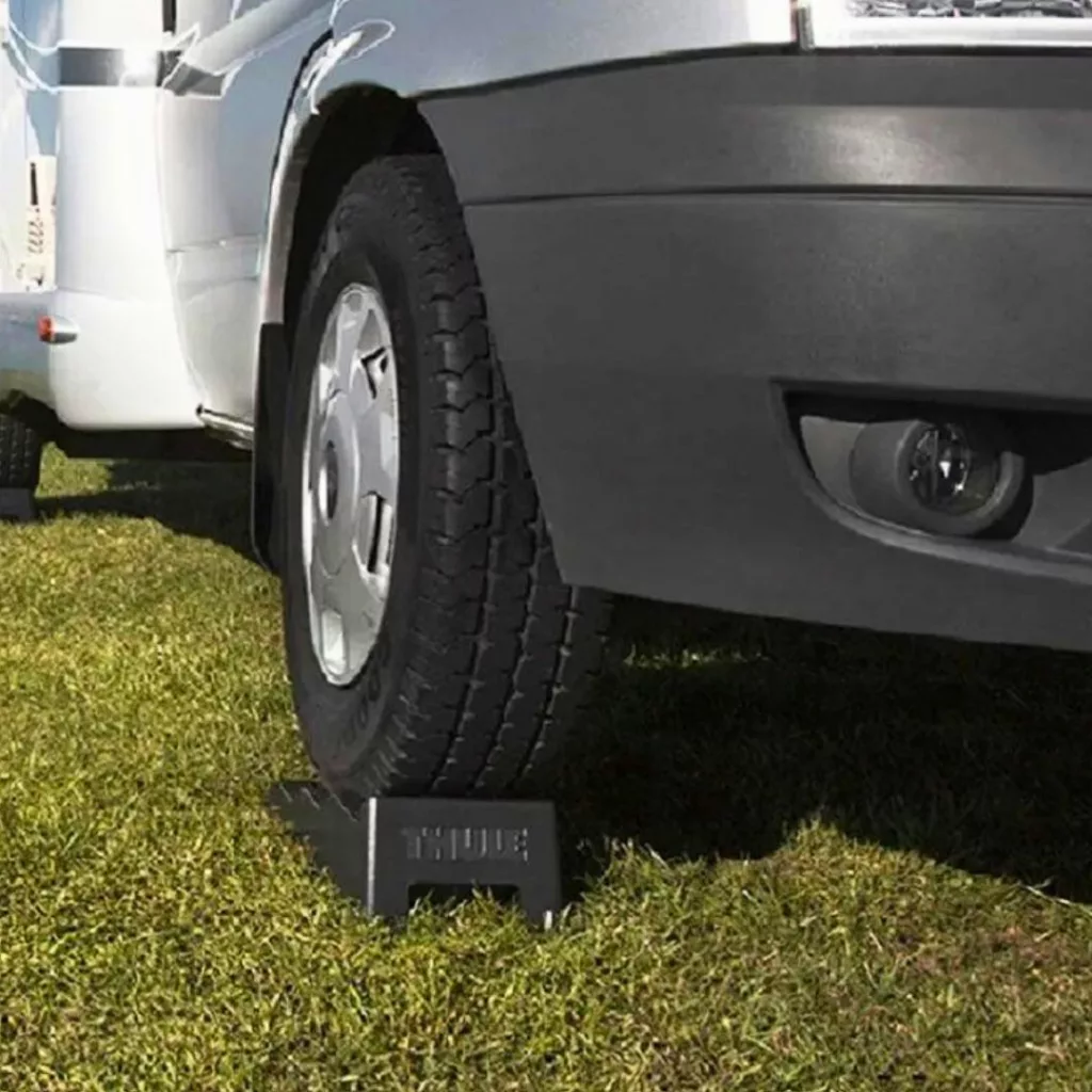 Pneus de camping-car correctement calés pour prévenir l'ovalisation pendant l'hivernage